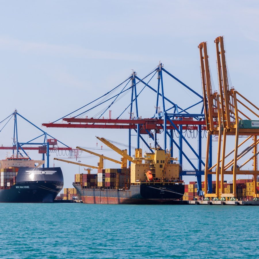Navio porta-contêineres em operação portuária — Topper Commodities